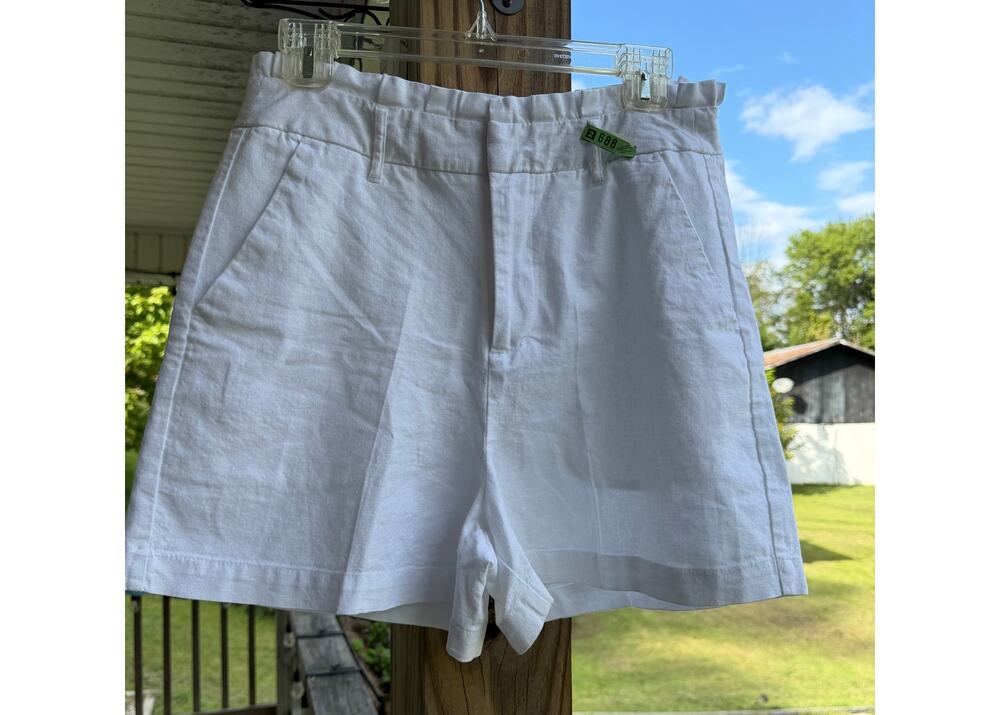 Sofia Vergara White Linen Blend Shorts 4 Coastal Preppy Resort Minimalist Cruise